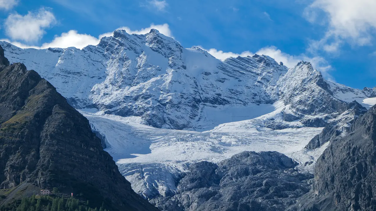Schneebedeckte Berggipfel unter blauem Himmel.